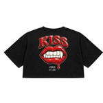 Espalda del crop top negro GYMKER Kiss con letras KISS y labios rojos con colmillos.