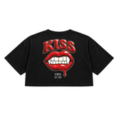 Espalda del crop top negro GYMKER Kiss con letras KISS y labios rojos con colmillos.
