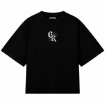 Frente común de las playeras oversize BEAST MODE GYMKER: playera negra con monograma blanco en el pecho.
