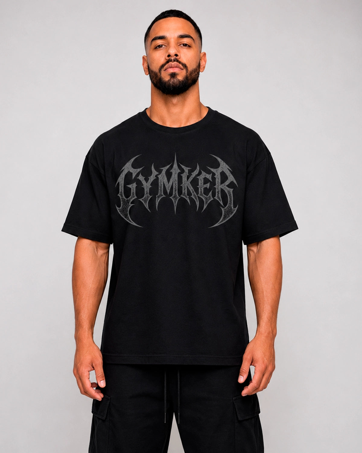 Referencia de fit menos holgado de playera oversize Gymker
